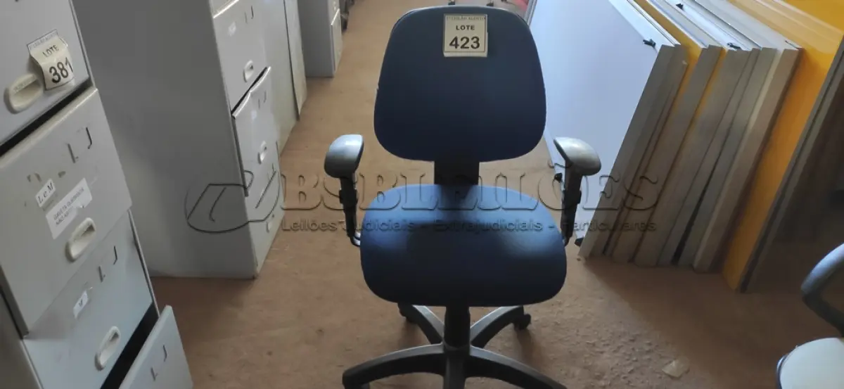 LOTE 423 - 01 CADEIRA DE ESCRITÓRIO COM RODINHAS. (NO ESTADO) ATENÇÃO! FAZER A VISITAÇÃO ANTES DE ARREMATAR, NÃO SABEMOS SE FUNCIONA. LEILÃO NÃO TEM GARANTIA E NEM DEVOLUÇÃO, SUJEITO A POSSÍVEIS AVARIAS VISÍVEIS/OCULTAS E/OU AUSÊNCIA DE COMPONENTES.