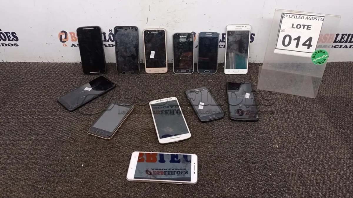 LOTE 014 - 12 CELULARES SMARTPHONE DE MARCAS E MODELOS DIVERSOS PARA RETIRADA DE PEÇAS. (NO ESTADO) ATENÇÃO! FAZER A VISITAÇÃO ANTES DE ARREMATAR, NÃO SABEMOS SE FUNCIONA, LEILÃO NÃO TEM GARANTIA E NEM DEVOLUÇÃO, SUJEITO A POSSÍVEIS AVARIAS VISÍVEIS/OCULTAS E/OU AUSÊNCIA DE COMPONENTES.