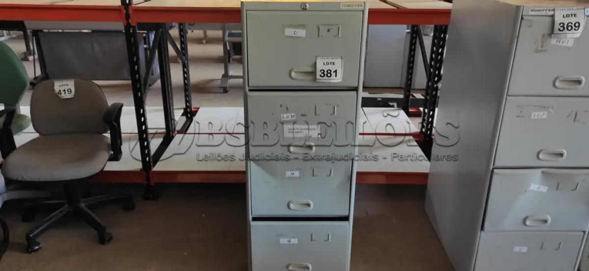 LOTE 381 - 01 ARQUIVO DE AÇO COM 04 GAVETAS. (NO ESTADO) ATENÇÃO! FAZER A VISITAÇÃO ANTES DE ARREMATAR, NÃO SABEMOS SE FUNCIONA, LEILÃO NÃO TEM GARANTIA E NEM DEVOLUÇÃO, SUJEITO A POSSÍVEIS AVARIAS VISÍVEIS/OCULTAS E/OU AUSÊNCIA DE COMPONENTES.