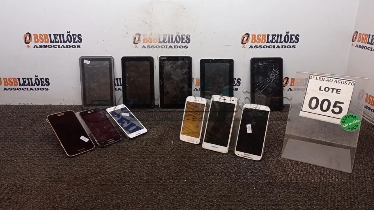 LOTE 005 - 04 TABLETS E 05 CELULARES DE MARCAS E MODELOS DIVERSOS PARA RETIRADA DE PEÇAS. (NO ESTADO) ATENÇÃO! FAZER A VISITAÇÃO ANTES DE ARREMATAR, NÃO SABEMOS SE FUNCIONA, LEILÃO NÃO TEM GARANTIA E NEM DEVOLUÇÃO, SUJEITO A POSSÍVEIS AVARIAS VISÍVEIS/OCULTAS E/OU AUSÊNCIA DE COMPONENTES.