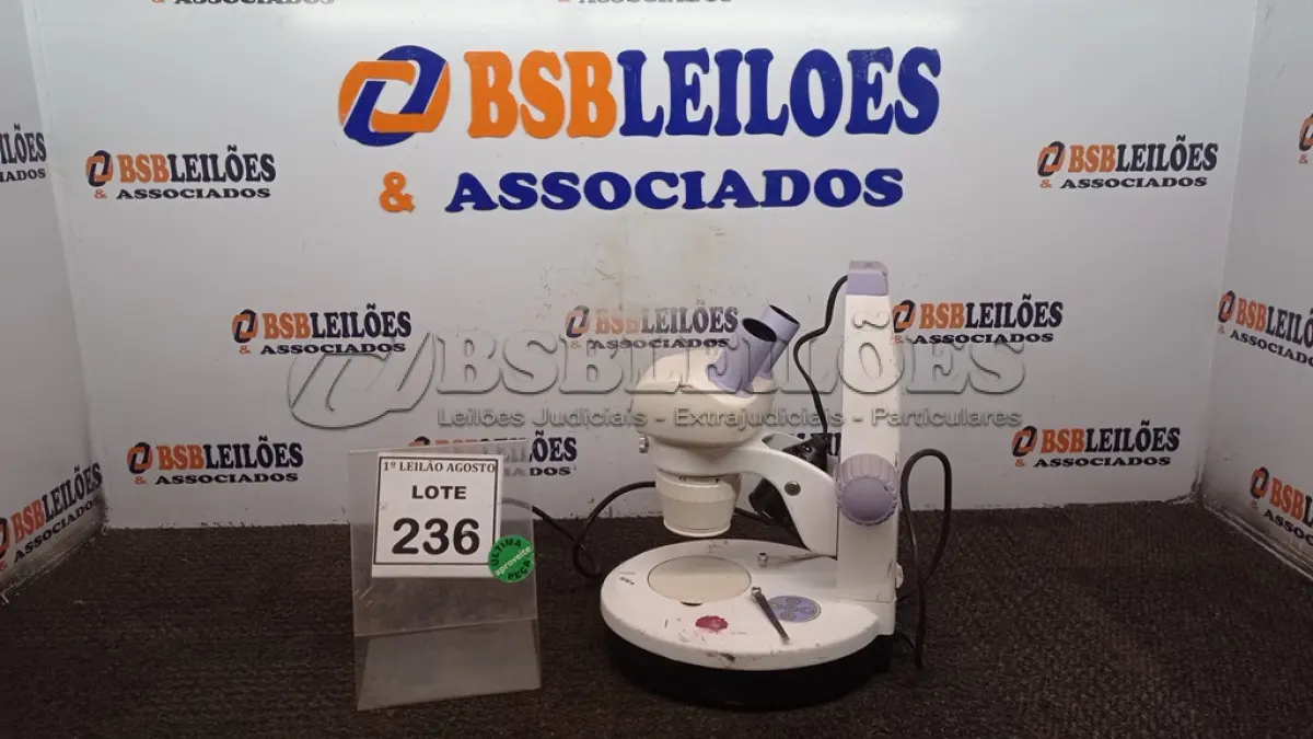LOTE 236 - 01 MICROSCÓPIO. (NO ESTADO) ATENÇÃO! FAZER A VISITAÇÃO ANTES DE ARREMATAR, NÃO SABEMOS SE FUNCIONA. LEILÃO NÃO TEM GARANTIA E NEM DEVOLUÇÃO, SUJEITO A POSSÍVEIS AVARIAS VISÍVEIS/OCULTAS E/OU AUSÊNCIA DE COMPONENTES.