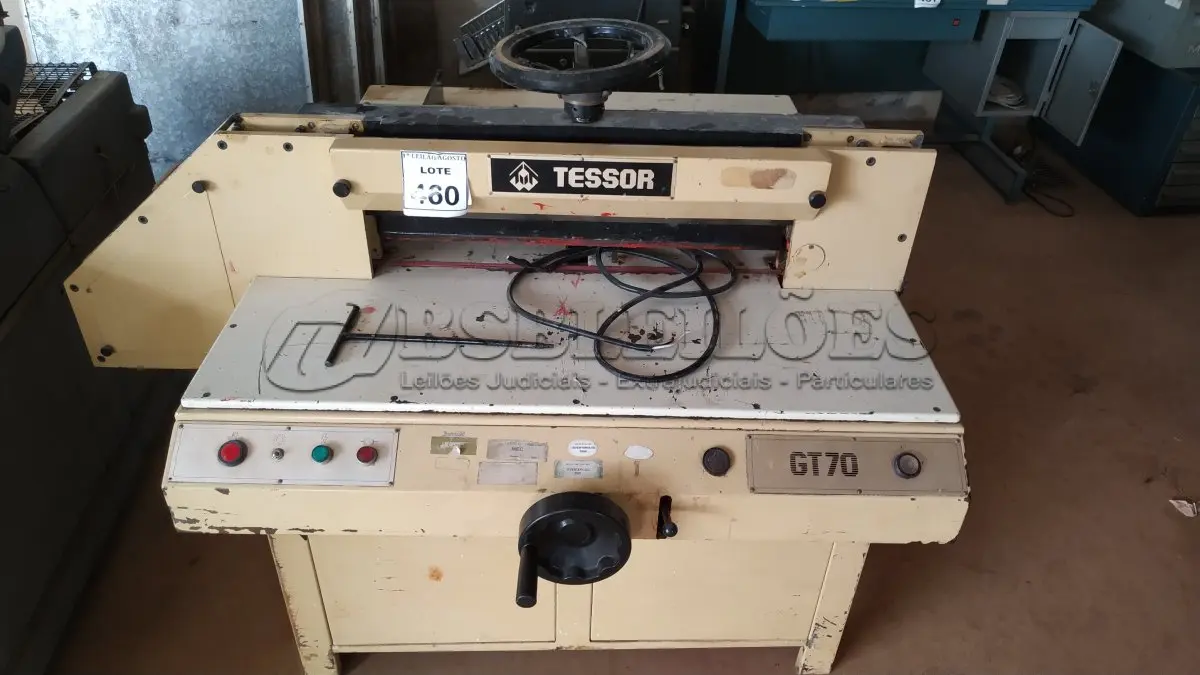 LOTE 460 - 01 GUILHOTINA DE PAPEL INDUSTRIAL MARCA TESSOR GT70. (NO ESTADO) ATENÇÃO! FAZER A VISITAÇÃO ANTES DE ARREMATAR, NÃO SABEMOS SE FUNCIONA, LEILÃO NÃO TEM GARANTIA E NEM DEVOLUÇÃO, SUJEITO A POSSÍVEIS AVARIAS VISÍVEIS/OCULTAS E/OU AUSÊNCIA DE COMPONENTES.