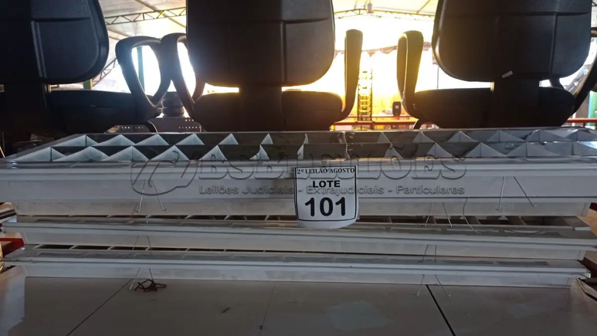 LOTE 101 - 04 LUMINÁRIAS DE EMBUTIR. (NO ESTADO) ATENÇÃO! FAZER A VISITAÇÃO ANTES DE ARREMATAR, NÃO SABEMOS SE FUNCIONA. LEILÃO NÃO TEM GARANTIA E NEM DEVOLUÇÃO, SUJEITO A POSSÍVEIS AVARIAS VISÍVEIS/OCULTAS E/OU AUSÊNCIA DE COMPONENTES.