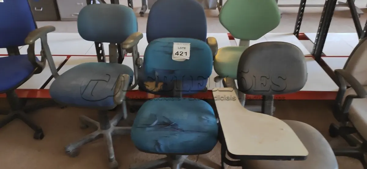 LOTE 421 - 05 CADEIRAS DE ESCRITÓRIO SENDO 04 DE RODINHAS E 01 COM PÉS FIXOS. (NO ESTADO) ATENÇÃO! FAZER A VISITAÇÃO ANTES DE ARREMATAR, NÃO SABEMOS SE FUNCIONA. LEILÃO NÃO TEM GARANTIA E NEM DEVOLUÇÃO, SUJEITO A POSSÍVEIS AVARIAS VISÍVEIS/OCULTAS E/OU AUSÊNCIA DE COMPONENTES.