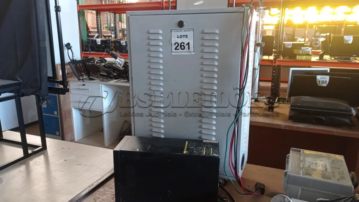 LOTE 261 - 01 NOBREAK MARCA LACERDA E UM BANCO DE BATERIAS COM 04 BATERIAS. (NO ESTADO) ATENÇÃO! FAZER A VISITAÇÃO ANTES DE ARREMATAR, NÃO SABEMOS SE FUNCIONA, LEILÃO NÃO TEM GARANTIA E NEM DEVOLUÇÃO, SUJEITO A POSSÍVEIS AVARIAS VISÍVEIS/OCULTAS E/OU AUSÊNCIA DE COMPONENTES.