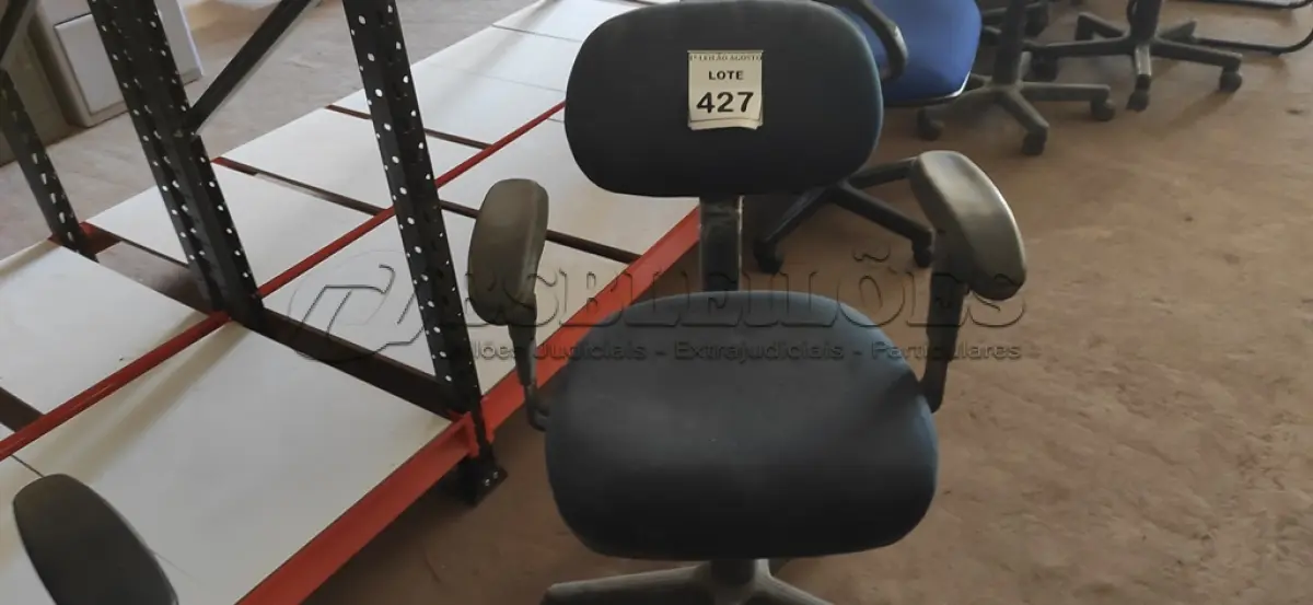 LOTE 427 - 01 CADEIRA DE ESCRITÓRIO COM RODINHAS. (NO ESTADO) ATENÇÃO! FAZER A VISITAÇÃO ANTES DE ARREMATAR, NÃO SABEMOS SE FUNCIONA. LEILÃO NÃO TEM GARANTIA E NEM DEVOLUÇÃO, SUJEITO A POSSÍVEIS AVARIAS VISÍVEIS/OCULTAS E/OU AUSÊNCIA DE COMPONENTES.