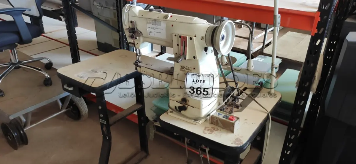 LOTE 365 - 01 MÁQUINA DE COSTURA INDUSTRIAL MARCA SINGER. (NO ESTADO) ATENÇÃO! FAZER A VISITAÇÃO ANTES DE ARREMATAR, NÃO SABEMOS SE FUNCIONA, LEILÃO NÃO TEM GARANTIA E NEM DEVOLUÇÃO, SUJEITO A POSSÍVEIS AVARIAS VISÍVEIS/OCULTAS E/OU AUSÊNCIA DE COMPONENTES.