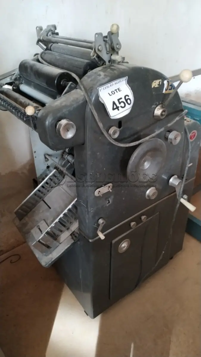 LOTE 456 - 01 MÁQUINA IMPRESSORA OFFSET. (NO ESTADO) ATENÇÃO! FAZER A VISITAÇÃO ANTES DE ARREMATAR, NÃO SABEMOS SE FUNCIONA, LEILÃO NÃO TEM GARANTIA E NEM DEVOLUÇÃO, SUJEITO A POSSÍVEIS AVARIAS VISÍVEIS/OCULTAS E/OU AUSÊNCIA DE COMPONENTES.