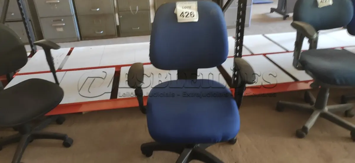 LOTE 426 - 01 CADEIRA DE ESCRITÓRIO COM RODINHAS. (NO ESTADO) ATENÇÃO! FAZER A VISITAÇÃO ANTES DE ARREMATAR, NÃO SABEMOS SE FUNCIONA. LEILÃO NÃO TEM GARANTIA E NEM DEVOLUÇÃO, SUJEITO A POSSÍVEIS AVARIAS VISÍVEIS/OCULTAS E/OU AUSÊNCIA DE COMPONENTES.