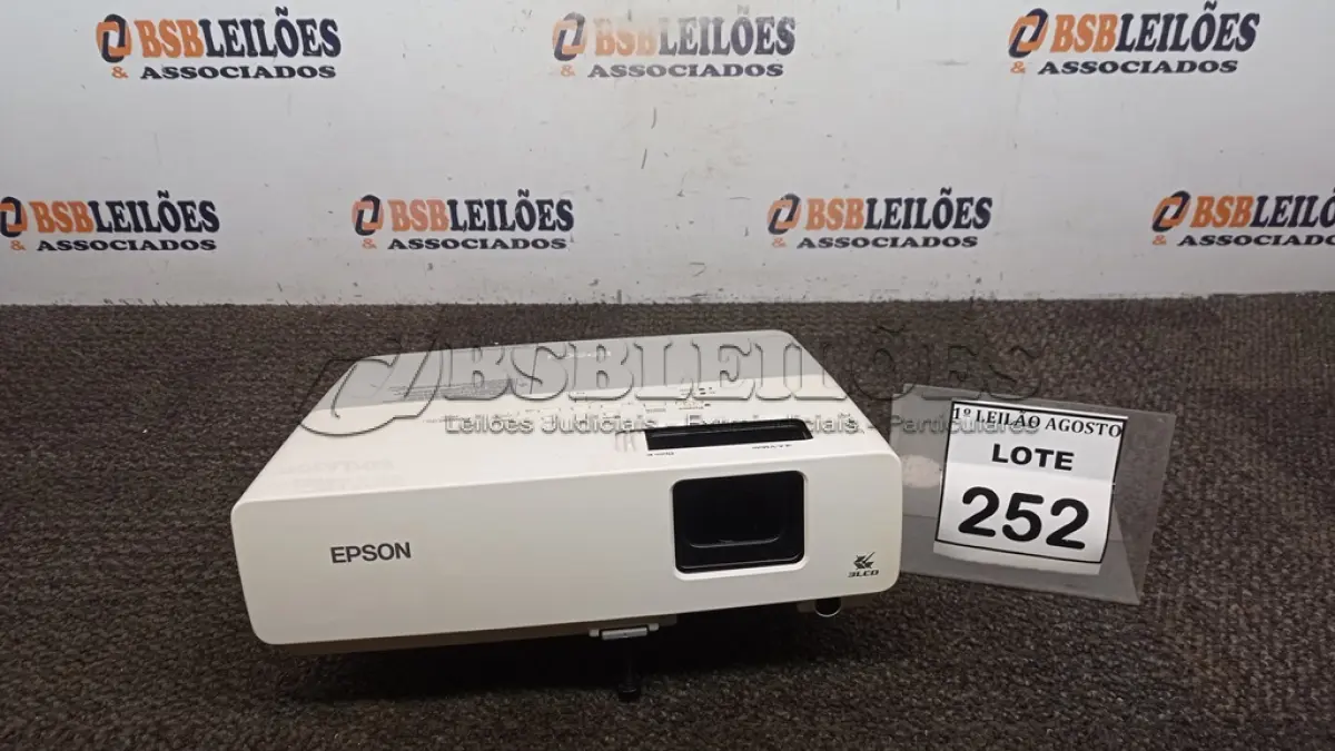 LOTE 252 - 01 PROJETOR MARCA EPSON. (NO ESTADO) ATENÇÃO! FAZER A VISITAÇÃO ANTES DE ARREMATAR, NÃO SABEMOS SE FUNCIONA, LEILÃO NÃO TEM GARANTIA E NEM DEVOLUÇÃO, SUJEITO A POSSÍVEIS AVARIAS VISÍVEIS/OCULTAS E/OU AUSÊNCIA DE COMPONENTES.