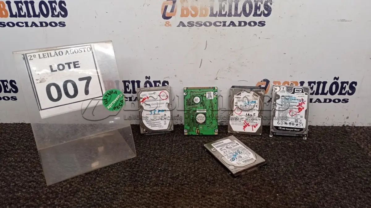 LOTE 007 - 05 HD PARA PC E VÁRIOS MOSQUETÕES. (NO ESTADO) ATENÇÃO! FAZER A VISITAÇÃO ANTES DE ARREMATAR, NÃO SABEMOS SE FUNCIONA, LEILÃO NÃO TEM GARANTIA E NEM DEVOLUÇÃO, SUJEITO A POSSÍVEIS AVARIAS VISÍVEIS/OCULTAS E/OU AUSÊNCIA DE COMPONENTES.
