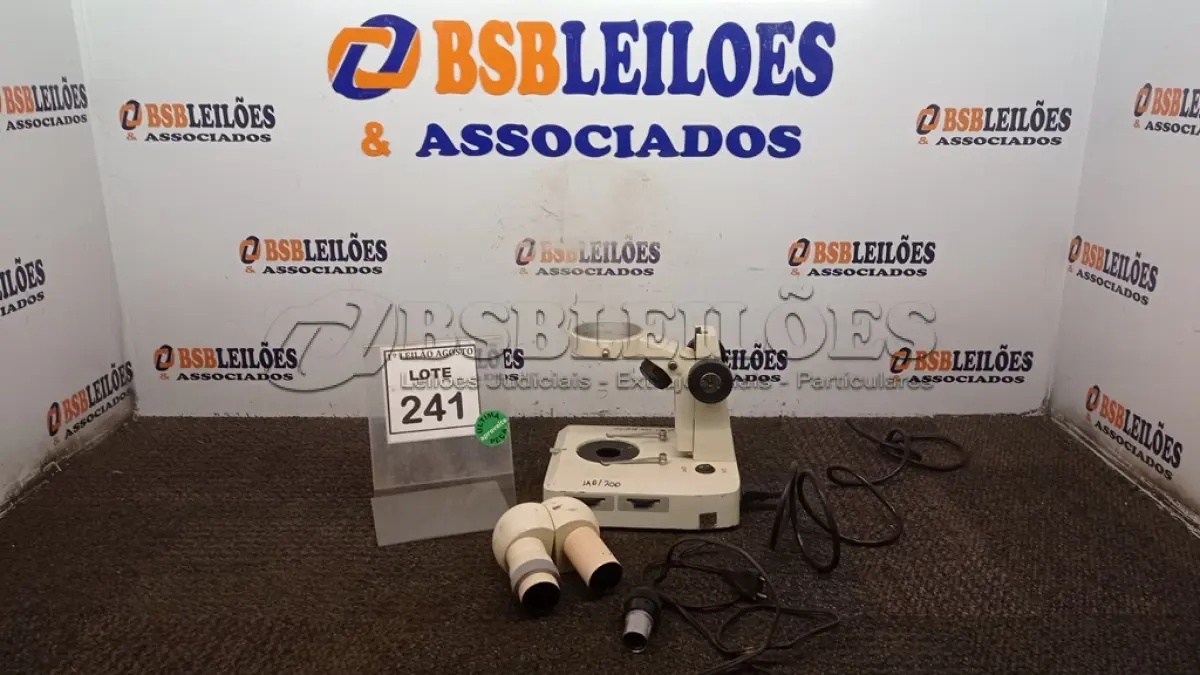 LOTE 241 - 01 MICROSCÓPIO. (NO ESTADO) ATENÇÃO! FAZER A VISITAÇÃO ANTES DE ARREMATAR, NÃO SABEMOS SE FUNCIONA. LEILÃO NÃO TEM GARANTIA E NEM DEVOLUÇÃO, SUJEITO A POSSÍVEIS AVARIAS VISÍVEIS/OCULTAS E/OU AUSÊNCIA DE COMPONENTES.
