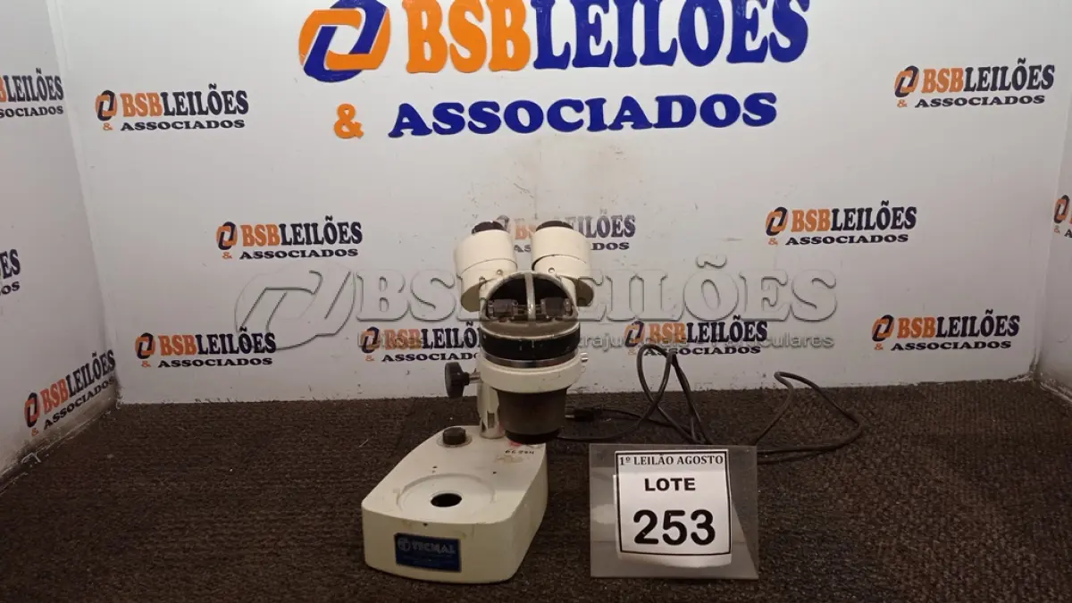 LOTE 253 - 01 MICROSCÓPIO. (NO ESTADO) ATENÇÃO! FAZER A VISITAÇÃO ANTES DE ARREMATAR, NÃO SABEMOS SE FUNCIONA. LEILÃO NÃO TEM GARANTIA E NEM DEVOLUÇÃO, SUJEITO A POSSÍVEIS AVARIAS VISÍVEIS/OCULTAS E/OU AUSÊNCIA DE COMPONENTES.