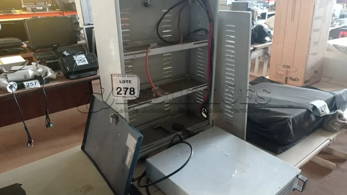 LOTE 278 - 01 NOBREAK E UM BANCO DE BATERIAS COM CAPACIDADE PARA 06 BATERIAS. (NO ESTADO) ATENÇÃO! FAZER A VISITAÇÃO ANTES DE ARREMATAR, NÃO SABEMOS SE FUNCIONA, LEILÃO NÃO TEM GARANTIA E NEM DEVOLUÇÃO, SUJEITO A POSSÍVEIS AVARIAS VISÍVEIS/OCULTAS E/OU AUSÊNCIA DE COMPONENTES.