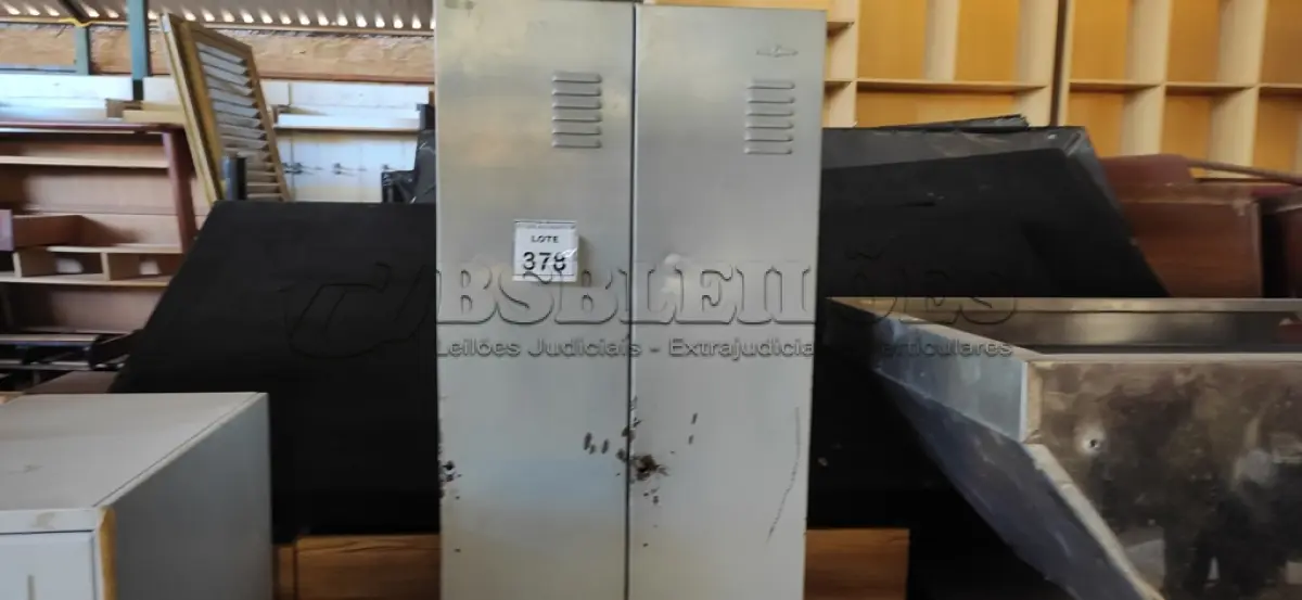 LOTE 378 - 01 ARMÁRIO DE AÇO COM 02 PORTAS DE 0.60X1.97. (NO ESTADO) ATENÇÃO! FAZER A VISITAÇÃO ANTES DE ARREMATAR, NÃO SABEMOS SE FUNCIONA, LEILÃO NÃO TEM GARANTIA E NEM DEVOLUÇÃO, SUJEITO A POSSÍVEIS AVARIAS VISÍVEIS/OCULTAS E/OU AUSÊNCIA DE COMPONENTES.