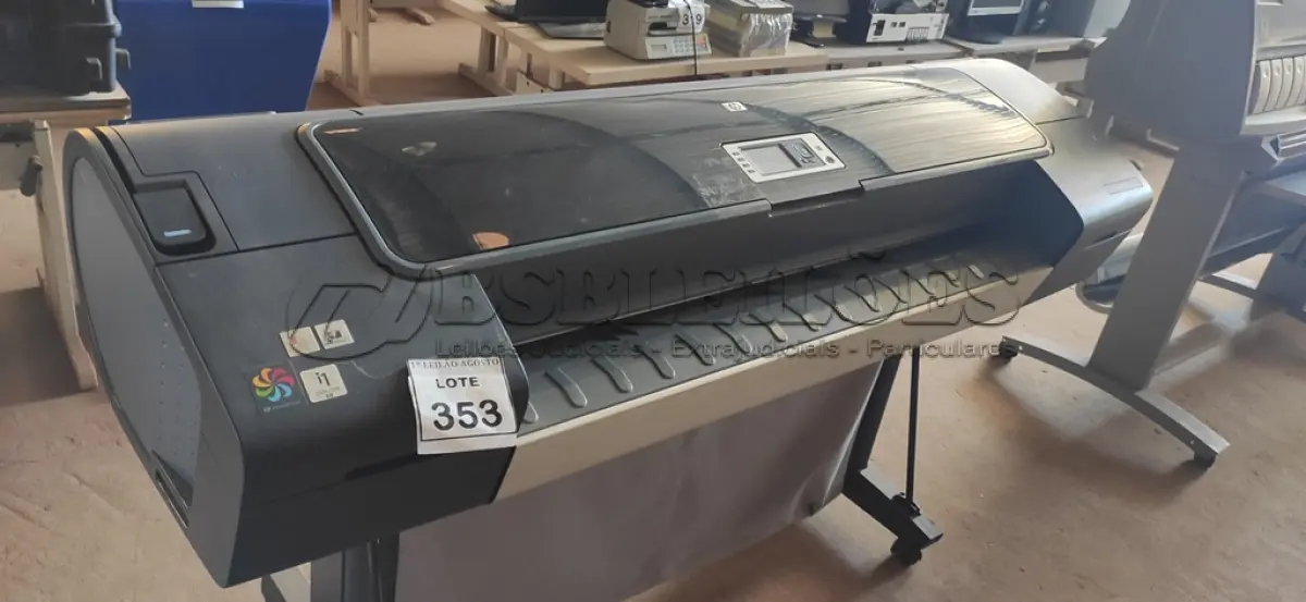 LOTE 353 - 01 PLOTTER DESIGNJET Z3200PS PHOTO MARCA HP. (NO ESTADO) ATENÇÃO! FAZER A VISITAÇÃO ANTES DE ARREMATAR, NÃO SABEMOS SE FUNCIONA, LEILÃO NÃO TEM GARANTIA E NEM DEVOLUÇÃO, SUJEITO A POSSÍVEIS AVARIAS VISÍVEIS/OCULTAS E/OU AUSÊNCIA DE COMPONENTES.