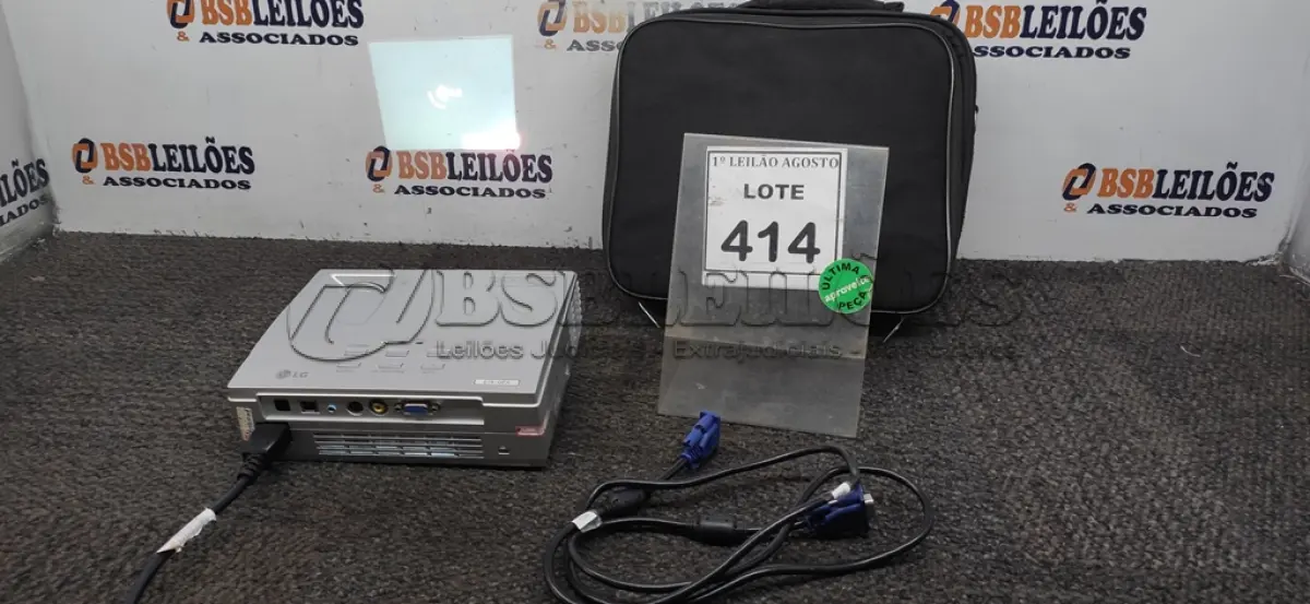 LOTE 414 - 01 PROJETOR LG COM CASE E CABOS. (NO ESTADO) ATENÇÃO! FAZER A VISITAÇÃO ANTES DE ARREMATAR, NÃO SABEMOS SE FUNCIONA, LEILÃO NÃO TEM GARANTIA E NEM DEVOLUÇÃO, SUJEITO A POSSÍVEIS AVARIAS VISÍVEIS/OCULTAS E/OU AUSÊNCIA DE COMPONENTES.
