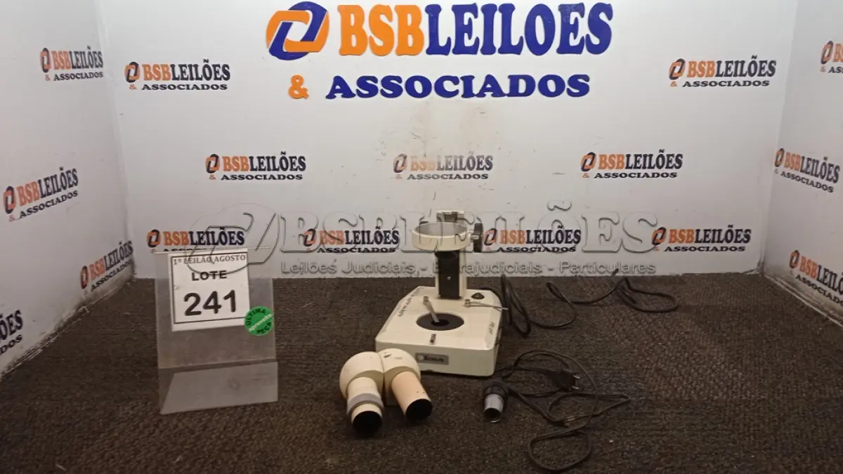 LOTE 241 - 01 MICROSCÓPIO. (NO ESTADO) ATENÇÃO! FAZER A VISITAÇÃO ANTES DE ARREMATAR, NÃO SABEMOS SE FUNCIONA. LEILÃO NÃO TEM GARANTIA E NEM DEVOLUÇÃO, SUJEITO A POSSÍVEIS AVARIAS VISÍVEIS/OCULTAS E/OU AUSÊNCIA DE COMPONENTES.