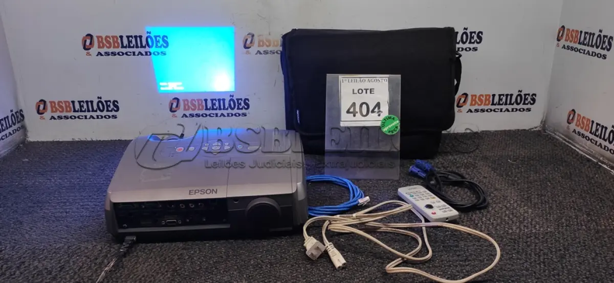 LOTE 404 - 01 PROJETOR COM CASE E CABOS MARCA EPSON. (NO ESTADO) ATENÇÃO! FAZER A VISITAÇÃO ANTES DE ARREMATAR, NÃO SABEMOS SE FUNCIONA. LEILÃO NÃO TEM GARANTIA E NEM DEVOLUÇÃO, SUJEITO A POSSÍVEIS AVARIAS VISÍVEIS/OCULTAS E/OU AUSÊNCIA DE COMPONENTES.