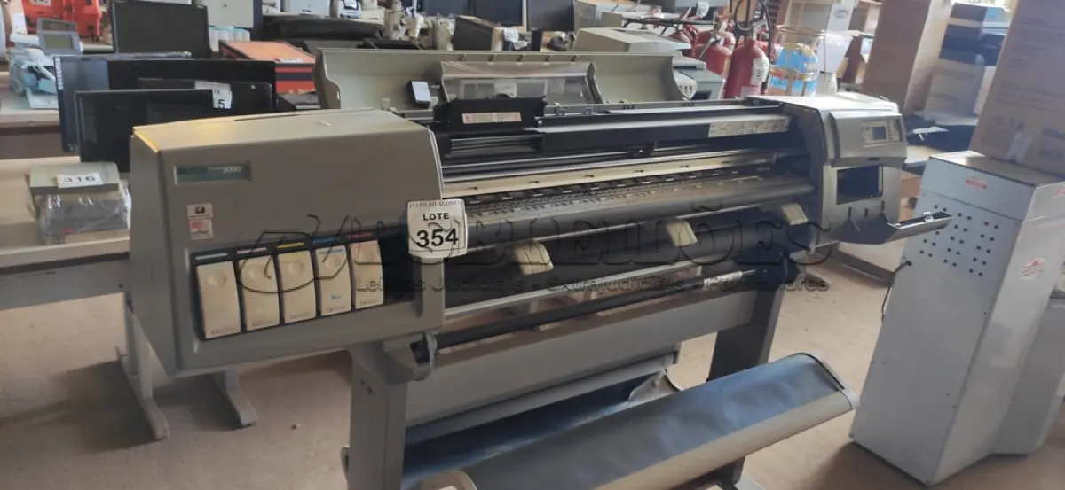 LOTE 354 - 01 IMPRESSORA PLOTTER DESINGJET 5000PS MARCA HP. (NO ESTADO) ATENÇÃO! FAZER A VISITAÇÃO ANTES DE ARREMATAR, NÃO SABEMOS SE FUNCIONA. LEILÃO NÃO TEM GARANTIA E NEM DEVOLUÇÃO, SUJEITO A POSSÍVEIS AVARIAS VISÍVEIS/OCULTAS E/OU AUSÊNCIA DE COMPONENTES.