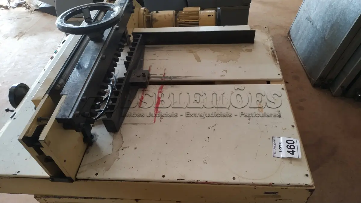 LOTE 460 - 01 GUILHOTINA DE PAPEL INDUSTRIAL MARCA TESSOR GT70. (NO ESTADO) ATENÇÃO! FAZER A VISITAÇÃO ANTES DE ARREMATAR, NÃO SABEMOS SE FUNCIONA, LEILÃO NÃO TEM GARANTIA E NEM DEVOLUÇÃO, SUJEITO A POSSÍVEIS AVARIAS VISÍVEIS/OCULTAS E/OU AUSÊNCIA DE COMPONENTES.
