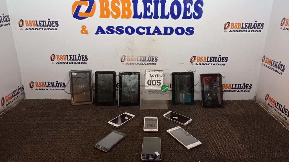 LOTE 005 - 04 TABLETS E 05 CELULARES DE MARCAS E MODELOS DIVERSOS PARA RETIRADA DE PEÇAS. (NO ESTADO) ATENÇÃO! FAZER A VISITAÇÃO ANTES DE ARREMATAR, NÃO SABEMOS SE FUNCIONA, LEILÃO NÃO TEM GARANTIA E NEM DEVOLUÇÃO, SUJEITO A POSSÍVEIS AVARIAS VISÍVEIS/OCULTAS E/OU AUSÊNCIA DE COMPONENTES.