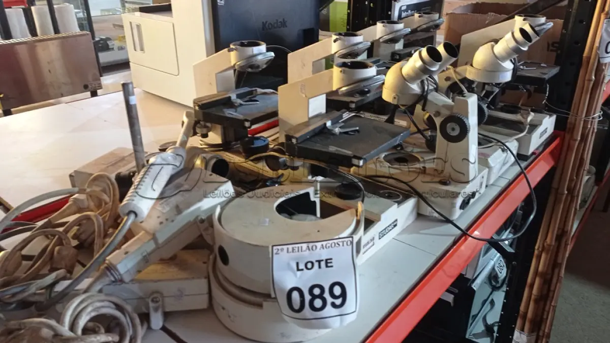 LOTE 089 - 09 MICROSCÓPIOS PARA RETIRADA DE PEÇAS. (NO ESTADO) ATENÇÃO! FAZER A VISITAÇÃO ANTES DE ARREMATAR, NÃO SABEMOS SE FUNCIONA, LEILÃO NÃO TEM GARANTIA E NEM DEVOLUÇÃO, SUJEITO A POSSÍVEIS AVARIAS VISÍVEIS/OCULTAS E/OU AUSÊNCIA DE COMPONENTES.