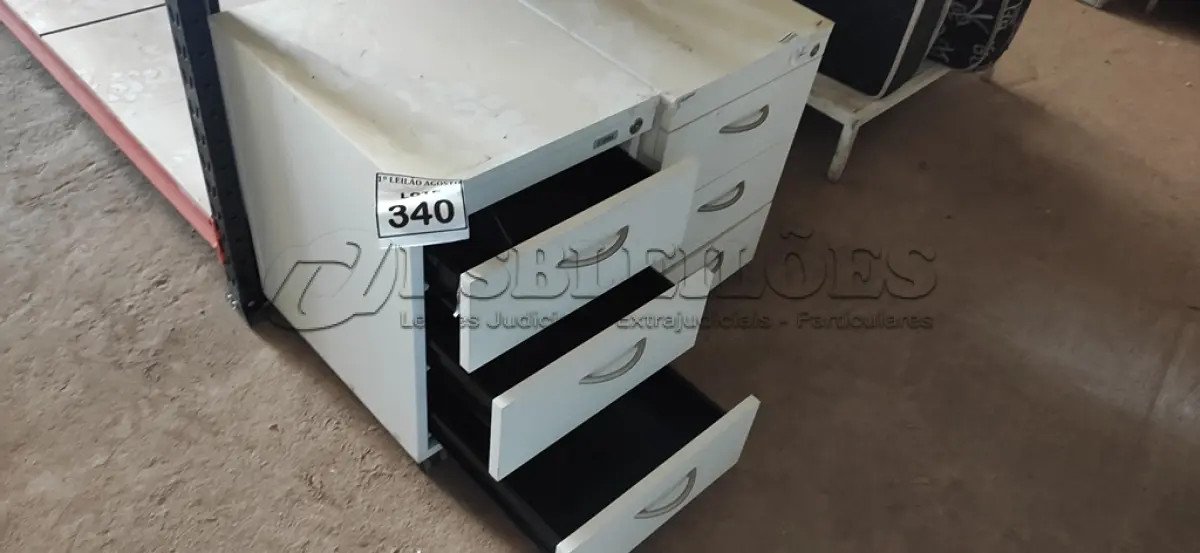 LOTE 340 - 02 GAVETEIROS COM 03 GAVETAS CADA. (NO ESTADO) ATENÇÃO! FAZER A VISITAÇÃO ANTES DE ARREMATAR, NÃO SABEMOS SE FUNCIONA, LEILÃO NÃO TEM GARANTIA E NEM DEVOLUÇÃO, SUJEITO A POSSÍVEIS AVARIAS VISÍVEIS/OCULTAS E/OU AUSÊNCIA DE COMPONENTES.