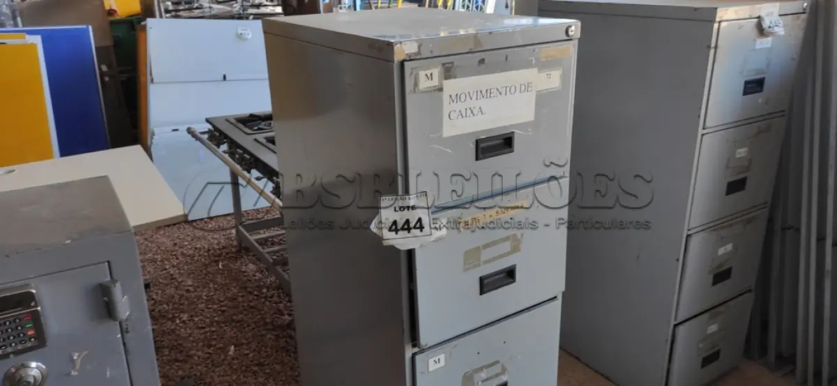 LOTE 444 - 01 ARQUIVO DE AÇO COM 04 GAVETAS. (NO ESTADO) ATENÇÃO! FAZER A VISITAÇÃO ANTES DE ARREMATAR, NÃO SABEMOS SE FUNCIONA, LEILÃO NÃO TEM GARANTIA E NEM DEVOLUÇÃO, SUJEITO A POSSÍVEIS AVARIAS VISÍVEIS/OCULTAS E/OU AUSÊNCIA DE COMPONENTES.