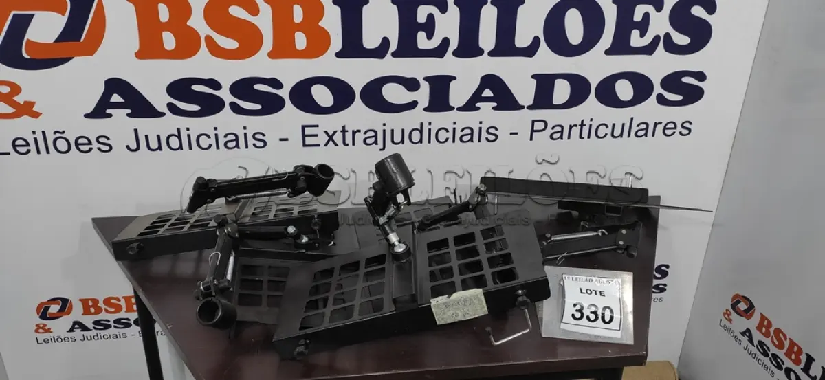 LOTE 330 - 05 SUPORTES DE MONITORES. (NO ESTADO) ATENÇÃO! FAZER A VISITAÇÃO ANTES DE ARREMATAR, NÃO SABEMOS SE FUNCIONA, LEILÃO NÃO TEM GARANTIA E NEM DEVOLUÇÃO, SUJEITO A POSSÍVEIS AVARIAS VISÍVEIS/OCULTAS E/OU AUSÊNCIA DE COMPONENTES.