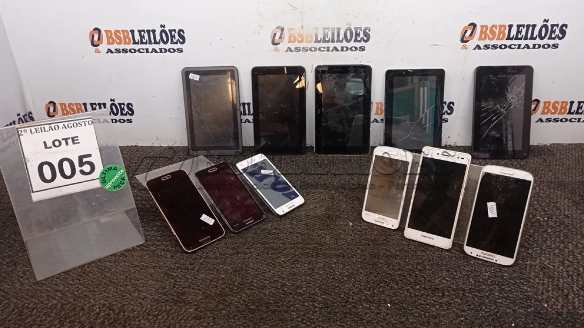 LOTE 005 - 04 TABLETS E 05 CELULARES DE MARCAS E MODELOS DIVERSOS PARA RETIRADA DE PEÇAS. (NO ESTADO) ATENÇÃO! FAZER A VISITAÇÃO ANTES DE ARREMATAR, NÃO SABEMOS SE FUNCIONA, LEILÃO NÃO TEM GARANTIA E NEM DEVOLUÇÃO, SUJEITO A POSSÍVEIS AVARIAS VISÍVEIS/OCULTAS E/OU AUSÊNCIA DE COMPONENTES.
