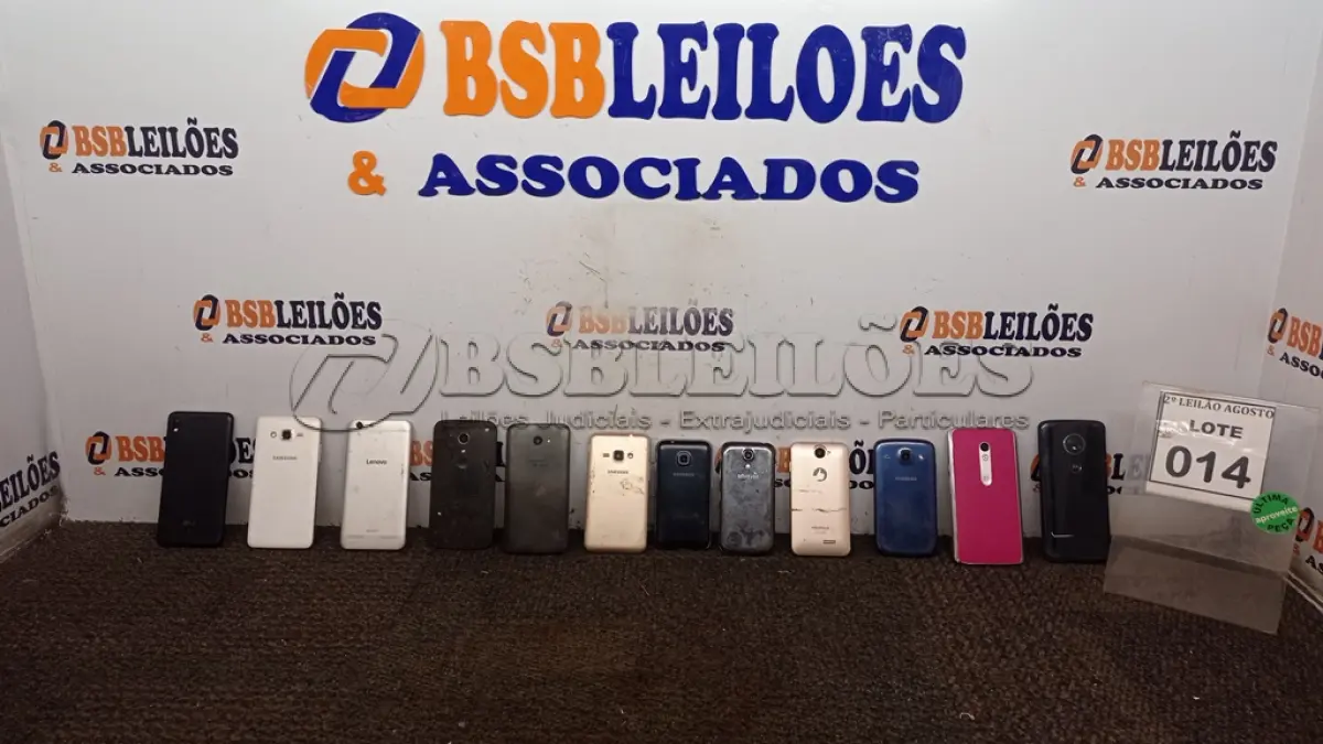 LOTE 014 - 12 CELULARES SMARTPHONE DE MARCAS E MODELOS DIVERSOS PARA RETIRADA DE PEÇAS. (NO ESTADO) ATENÇÃO! FAZER A VISITAÇÃO ANTES DE ARREMATAR, NÃO SABEMOS SE FUNCIONA, LEILÃO NÃO TEM GARANTIA E NEM DEVOLUÇÃO, SUJEITO A POSSÍVEIS AVARIAS VISÍVEIS/OCULTAS E/OU AUSÊNCIA DE COMPONENTES.