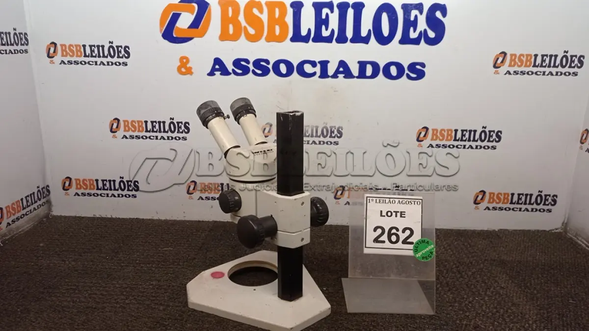 LOTE 262 - 01 MICROSCÓPIO. (NO ESTADO) ATENÇÃO! FAZER A VISITAÇÃO ANTES DE ARREMATAR, NÃO SABEMOS SE FUNCIONA. LEILÃO NÃO TEM GARANTIA E NEM DEVOLUÇÃO, SUJEITO A POSSÍVEIS AVARIAS VISÍVEIS/OCULTAS E/OU AUSÊNCIA DE COMPONENTES.