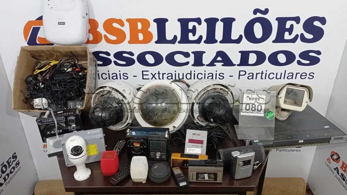 LOTE 080 - 01 SWITCH MARCA CISCO, 04 CÂMERAS PARA RETIRADA DE PEÇAS, 01 CAIXA COM VÁRIAS CAIXINHAS DE SOM, 01 MICROFONE DE MESA, CABOS DE ROTEADORES E PERIFÉRICOS DIVERSOS. (NO ESTADO) ATENÇÃO! FAZER A VISITAÇÃO ANTES DE ARREMATAR, NÃO SABEMOS SE FUNCIONA, LEILÃO NÃO TEM GARANTIA E NEM DEVOLUÇÃO, SUJEITO A POSSÍVEIS AVARIAS VISÍVEIS/OCULTAS E/OU AUSÊNCIA DE COMPONENTES.