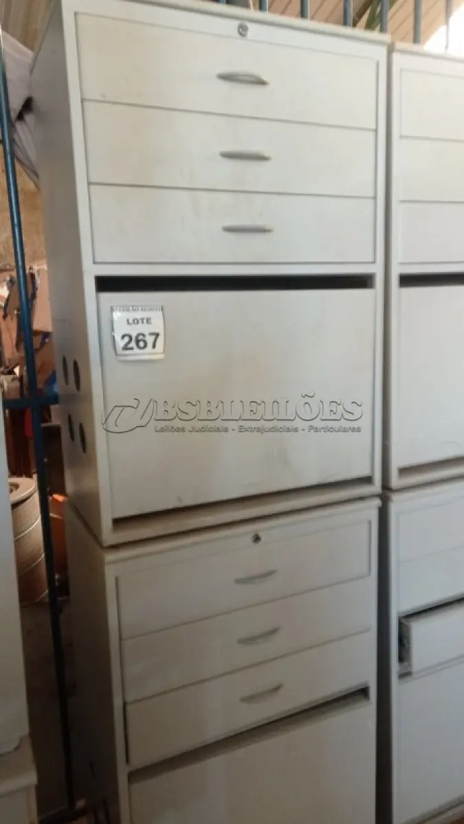 LOTE 267 - 02 ARMÁRIOS BAIXO COM 03 GAVETAS. (NO ESTADO) ATENÇÃO! FAZER A VISITAÇÃO ANTES DE ARREMATAR, NÃO SABEMOS SE FUNCIONA. LEILÃO NÃO TEM GARANTIA E NEM DEVOLUÇÃO, SUJEITO A POSSÍVEIS AVARIAS VISÍVEIS/OCULTAS E/OU AUSÊNCIA DE COMPONENTES.