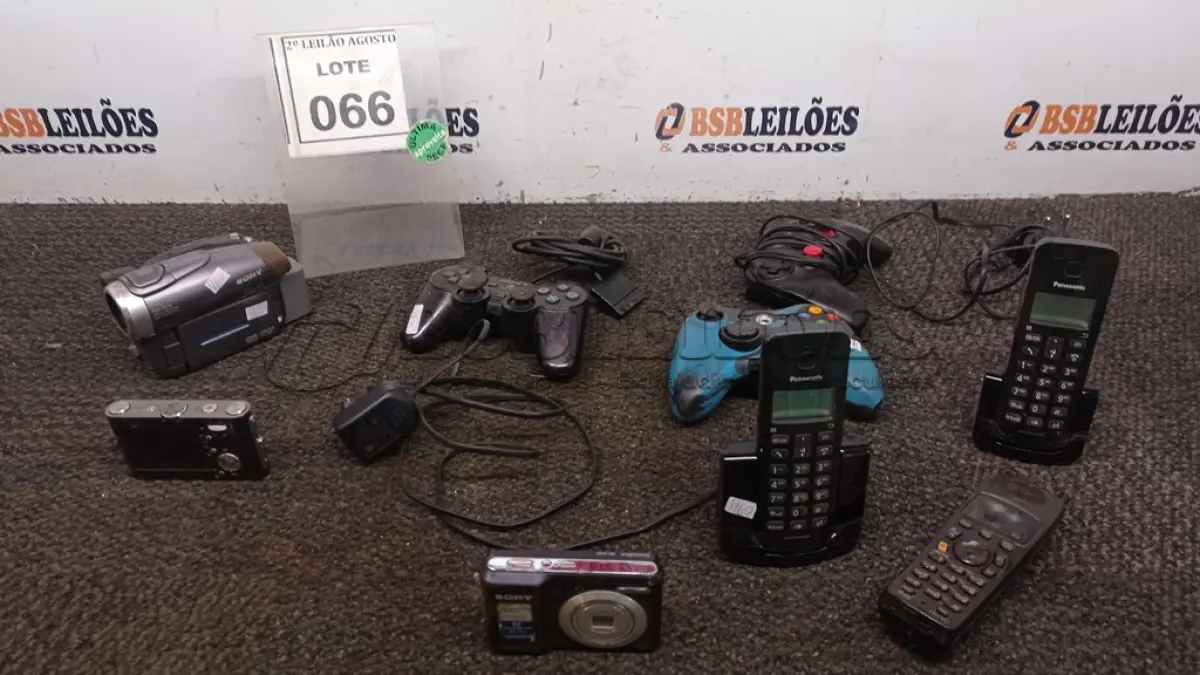 LOTE 066 - 03 JOYSTICKS, 03 APARELHOS DE TELEFONE, 02 CÂMERAS E 01 FILMADORA. (NO ESTADO) ATENÇÃO! FAZER A VISITAÇÃO ANTES DE ARREMATAR, NÃO SABEMOS SE FUNCIONA, LEILÃO NÃO TEM GARANTIA E NEM DEVOLUÇÃO, SUJEITO A POSSÍVEIS AVARIAS VISÍVEIS/OCULTAS E/OU AUSÊNCIA DE COMPONENTES.