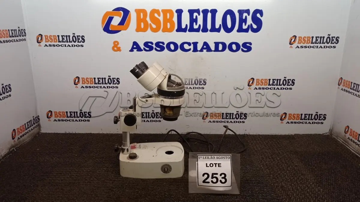 LOTE 253 - 01 MICROSCÓPIO. (NO ESTADO) ATENÇÃO! FAZER A VISITAÇÃO ANTES DE ARREMATAR, NÃO SABEMOS SE FUNCIONA. LEILÃO NÃO TEM GARANTIA E NEM DEVOLUÇÃO, SUJEITO A POSSÍVEIS AVARIAS VISÍVEIS/OCULTAS E/OU AUSÊNCIA DE COMPONENTES.