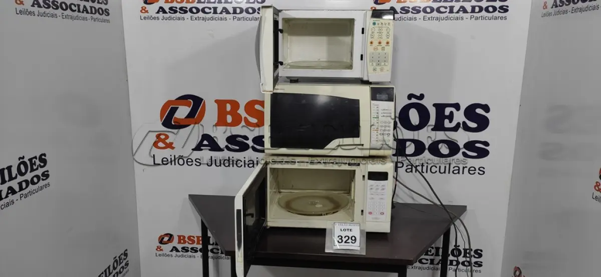 LOTE 329 - 03 MICRO-ONDAS DE MARCAS E MODELOS DIVERSOS. (NO ESTADO) ATENÇÃO! FAZER A VISITAÇÃO ANTES DE ARREMATAR, NÃO SABEMOS SE FUNCIONA, LEILÃO NÃO TEM GARANTIA E NEM DEVOLUÇÃO, SUJEITO A POSSÍVEIS AVARIAS VISÍVEIS/OCULTAS E/OU AUSÊNCIA DE COMPONENTES.