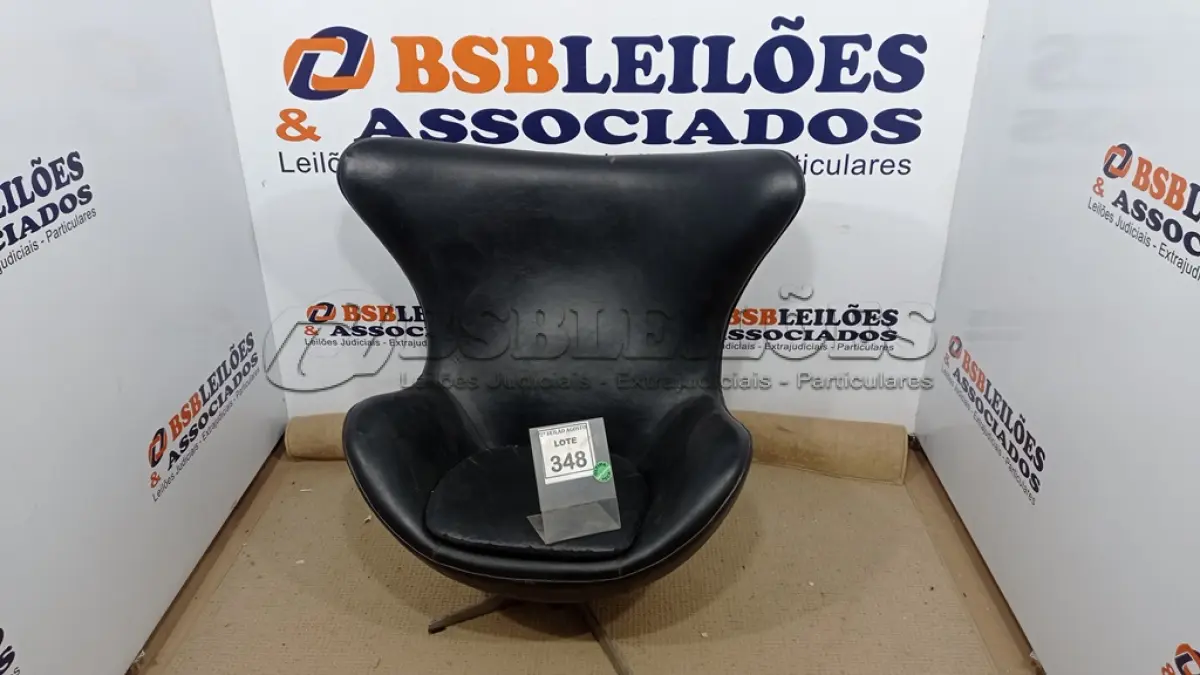 LOTE 348 - 01 POLTRONA EGG PRETA. (NO ESTADO) ATENÇÃO! FAZER A VISITAÇÃO ANTES DE ARREMATAR, NÃO SABEMOS SE FUNCIONA. LEILÃO NÃO TEM GARANTIA E NEM DEVOLUÇÃO, SUJEITO A POSSÍVEIS AVARIAS VISÍVEIS/OCULTAS E/OU AUSÊNCIA DE COMPONENTES.
