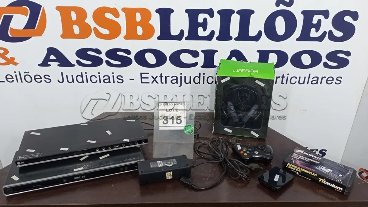 LOTE 315 - 01 HEADSET, 01 FONTE DE XBOX, 01 JOYSTICK XBOX 360, 01 HD BOX COM JOGOS, 01 JOGO SOQUETES 41 PEÇAS E 02 APARELHOS DE DVD. (NO ESTADO) ATENÇÃO! FAZER A VISITAÇÃO ANTES DE ARREMATAR, NÃO SABEMOS SE FUNCIONA. LEILÃO NÃO TEM GARANTIA E NEM DEVOLUÇÃO, SUJEITO A POSSÍVEIS AVARIAS VISÍVEIS/OCULTAS E/OU AUSÊNCIA DE COMPONENTES.