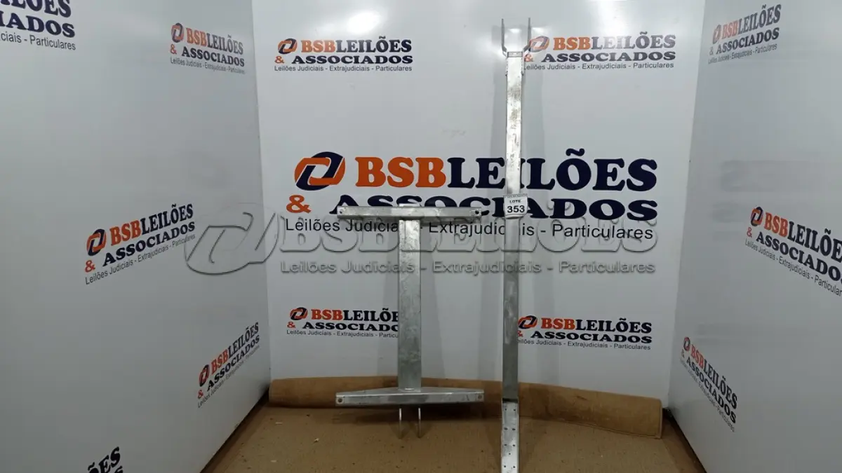 LOTE 353 - 02 ESTRUTURAS DE METAL GALVANIZADA COM BRAÇO DE FIXAÇÃO. (NO ESTADO) ATENÇÃO! FAZER A VISITAÇÃO ANTES DE ARREMATAR, NÃO SABEMOS SE FUNCIONA. LEILÃO NÃO TEM GARANTIA E NEM DEVOLUÇÃO, SUJEITO A POSSÍVEIS AVARIAS VISÍVEIS/OCULTAS E/OU AUSÊNCIA DE COMPONENTES.