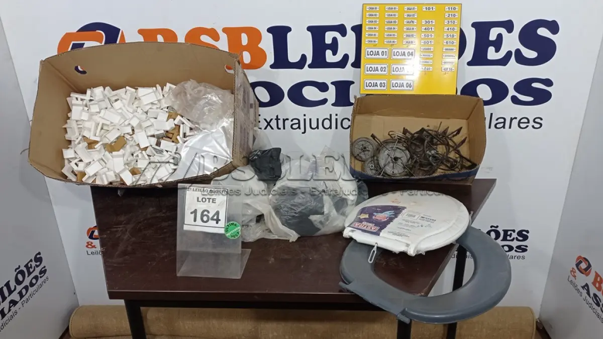 LOTE 164 - 01 LOTE COM GRANDE QUANTIDADE DE CANTONEIRAS DE PLÁSTICO, SACOLAS PLÁSTICAS E 01 ASSENTO DE VASO. (NO ESTADO) ATENÇÃO! FAZER A VISITAÇÃO ANTES DE ARREMATAR, NÃO SABEMOS SE FUNCIONA. LEILÃO NÃO TEM GARANTIA E NEM DEVOLUÇÃO, SUJEITO A POSSÍVEIS AVARIAS VISÍVEIS/OCULTAS E/OU AUSÊNCIA DE COMPONENTES.