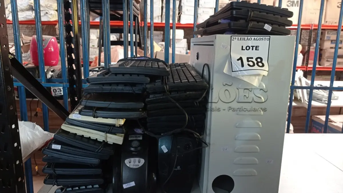 LOTE 158 - 01 QUADRO ELÉTRICO, 02 ESTABILIZADORES E GRANDE QUANTIDADE DE TECLADOS DE PC. (NO ESTADO) ATENÇÃO! FAZER A VISITAÇÃO ANTES DE ARREMATAR, NÃO SABEMOS SE FUNCIONA. LEILÃO NÃO TEM GARANTIA E NEM DEVOLUÇÃO, SUJEITO A POSSÍVEIS AVARIAS VISÍVEIS/OCULTAS E/OU AUSÊNCIA DE COMPONENTES.