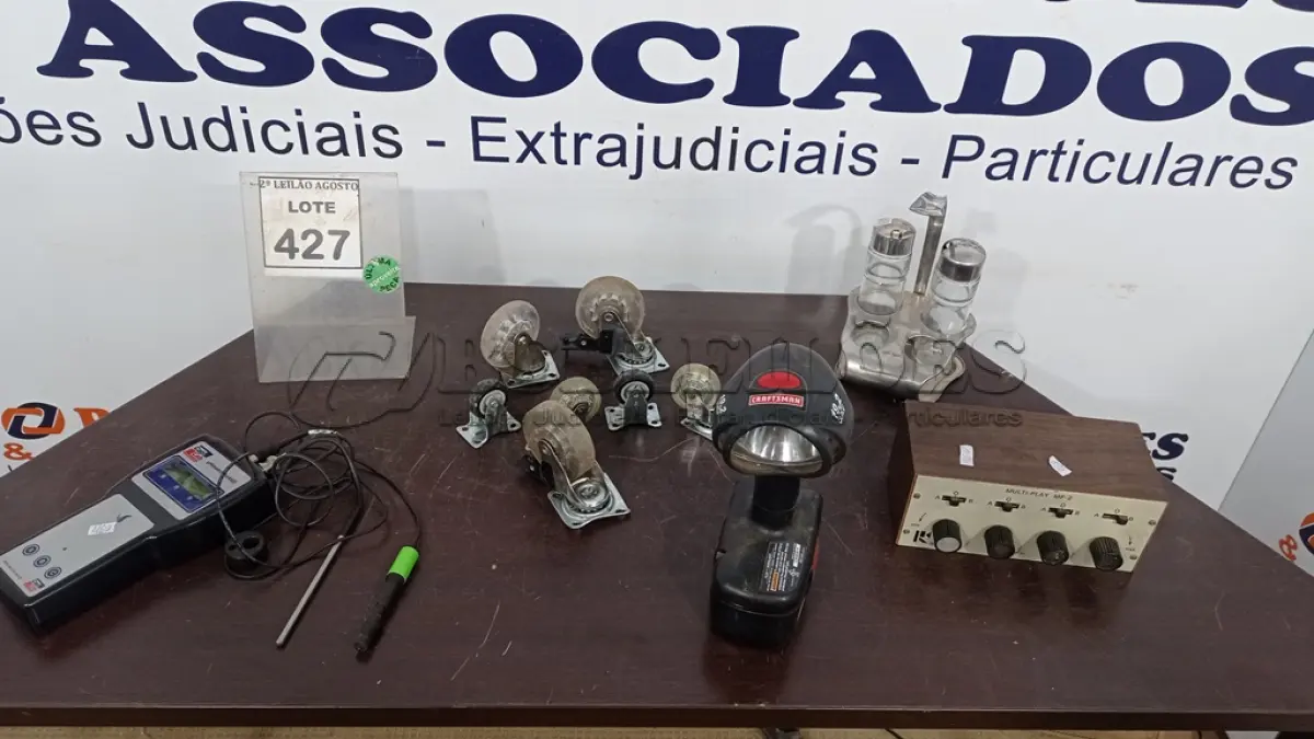 LOTE 427 - 01 LANTERNA COM CARREGADOR, 01 PHMETRO, 01 MULTI-PLAY MP-2, 07 RODINHAS COM BASE E 01 PORTA TEMPERO. (NO ESTADO) ATENÇÃO! FAZER A VISITAÇÃO ANTES DE ARREMATAR, NÃO SABEMOS SE FUNCIONA. LEILÃO NÃO TEM GARANTIA E NEM DEVOLUÇÃO, SUJEITO A POSSÍVEIS AVARIAS VISÍVEIS/OCULTAS E/OU AUSÊNCIA DE COMPONENTES.