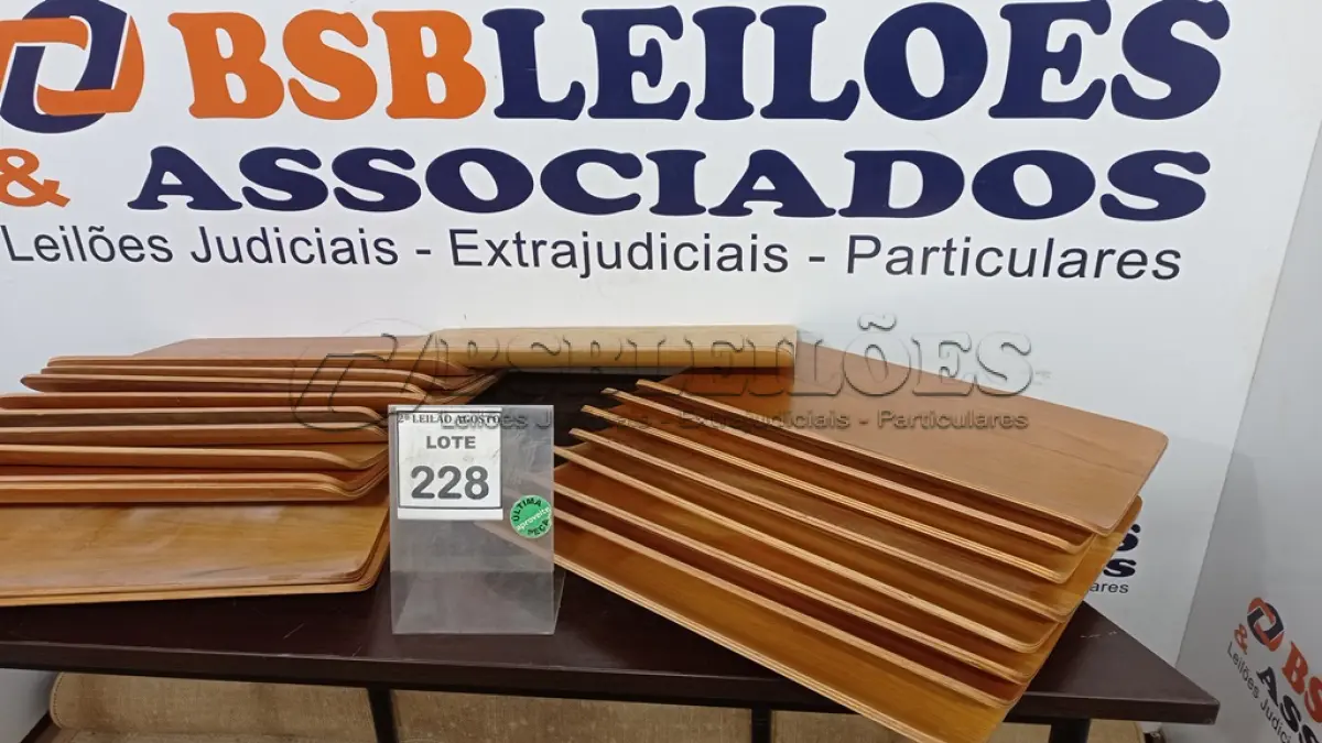 LOTE 228 - 20 PECAS DE MADEIRA. (NO ESTADO) ATENÇÃO! FAZER A VISITAÇÃO ANTES DE ARREMATAR, NÃO SABEMOS SE FUNCIONA. LEILÃO NÃO TEM GARANTIA E NEM DEVOLUÇÃO, SUJEITO A POSSÍVEIS AVARIAS VISÍVEIS/OCULTAS E/OU AUSÊNCIA DE COMPONENTES.