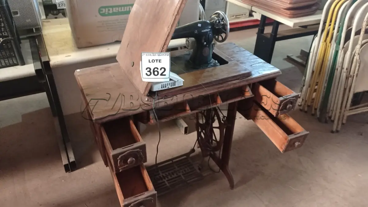 LOTE 362 - 01 MÁQUINA DE COSTURA MARCA SINGER. (NO ESTADO) ATENÇÃO! FAZER A VISITAÇÃO ANTES DE ARREMATAR, NÃO SABEMOS SE FUNCIONA. LEILÃO NÃO TEM GARANTIA E NEM DEVOLUÇÃO, SUJEITO A POSSÍVEIS AVARIAS VISÍVEIS/OCULTAS E/OU AUSÊNCIA DE COMPONENTES.
