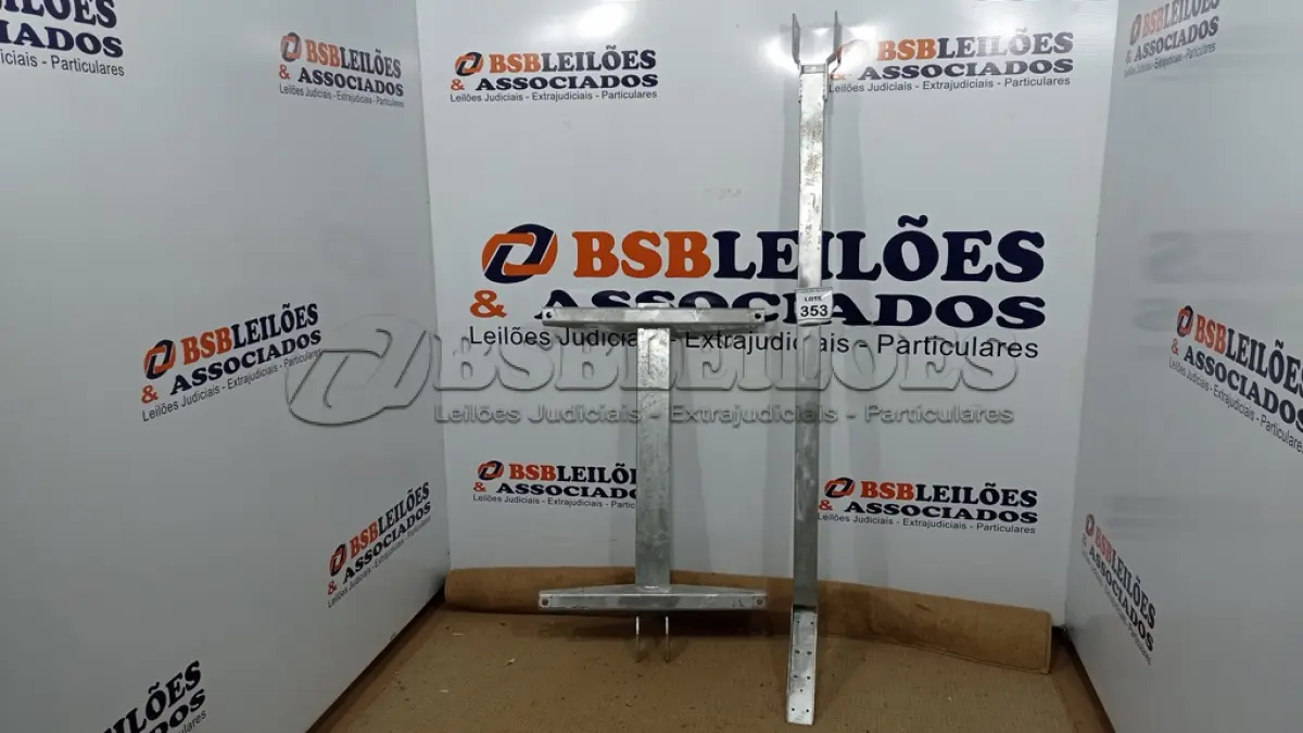 LOTE 353 - 02 ESTRUTURAS DE METAL GALVANIZADA COM BRAÇO DE FIXAÇÃO. (NO ESTADO) ATENÇÃO! FAZER A VISITAÇÃO ANTES DE ARREMATAR, NÃO SABEMOS SE FUNCIONA. LEILÃO NÃO TEM GARANTIA E NEM DEVOLUÇÃO, SUJEITO A POSSÍVEIS AVARIAS VISÍVEIS/OCULTAS E/OU AUSÊNCIA DE COMPONENTES.