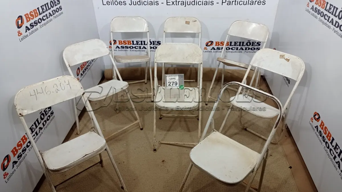 LOTE 279 - 08 CADEIRAS DE FERRO DOBRÁVEL. (NO ESTADO) ATENÇÃO! FAZER A VISITAÇÃO ANTES DE ARREMATAR, NÃO SABEMOS SE FUNCIONA. LEILÃO NÃO TEM GARANTIA E NEM DEVOLUÇÃO, SUJEITO A POSSÍVEIS AVARIAS VISÍVEIS/OCULTAS E/OU AUSÊNCIA DE COMPONENTES.