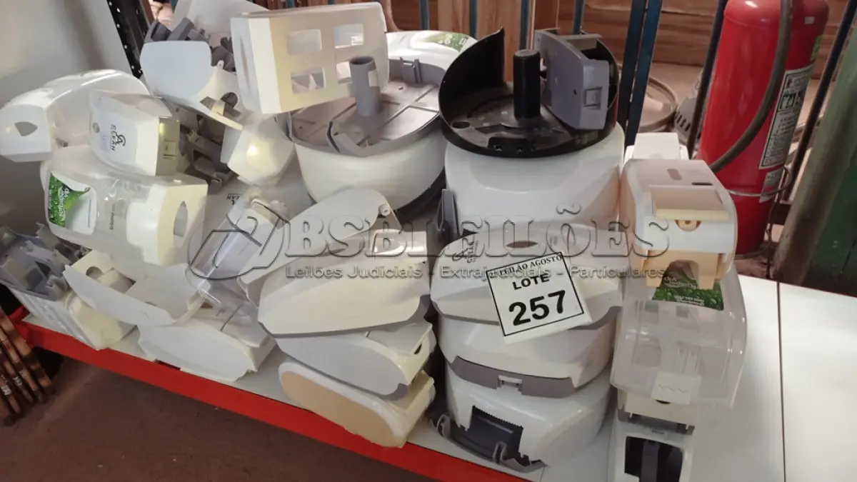 LOTE 257 - 01 LOTE COM GRANDE QUANTIDADE DE DISPENSE DE ÁLCOOL GEL E PAPEL. (NO ESTADO) ATENÇÃO! FAZER A VISITAÇÃO ANTES DE ARREMATAR, NÃO SABEMOS SE FUNCIONA. LEILÃO NÃO TEM GARANTIA E NEM DEVOLUÇÃO, SUJEITO A POSSÍVEIS AVARIAS VISÍVEIS/OCULTAS E/OU AUSÊNCIA DE COMPONENTES.