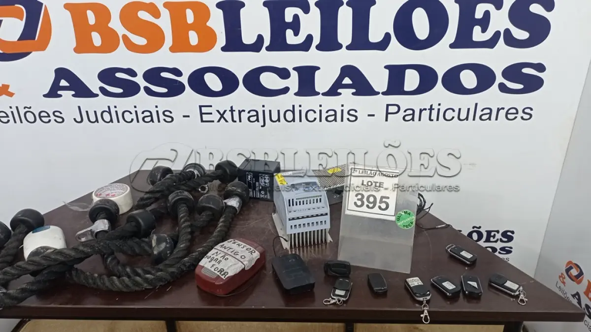 LOTE 395 - 01 INVERSOR DE FREQUÊNCIA, 01 FONTE COLMEIA, 01 MICROFONE PARA SEMINÁRIO, SENSORES DE PORTÃO, VÁRIOS CONTROLES DE PORTÃO E MATÉRIAIS DE ACADEMIA. (NO ESTADO) ATENÇÃO! FAZER A VISITAÇÃO ANTES DE ARREMATAR, NÃO SABEMOS SE FUNCIONA. LEILÃO NÃO TEM GARANTIA E NEM DEVOLUÇÃO, SUJEITO A POSSÍVEIS AVARIAS VISÍVEIS/OCULTAS E/OU AUSÊNCIA DE COMPONENTES.
